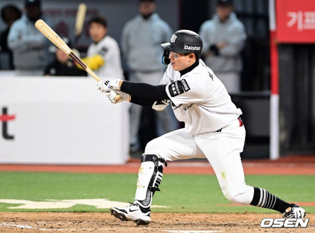 Trận đấu giữa đội bóng chày chuyên nghiệp Hàn Quốc KT Wiz và đội Samsung Lions 2026 Shinhan SOL KBO League KT Wiz đã được tổ chức tại Công viên KT Wiz ở Suwon, tỉnh Gyeonggi vào ngày 3. Vào ngày hôm đó, KT đã chọn Sauer và Samsung chọn Hurado làm người bắt đầu. Choi Won Joon, người đánh bóng hàng đầu của KT ở cuối hiệp 8, đang đánh một cú đánh trúng bóng ở cánh hữu.