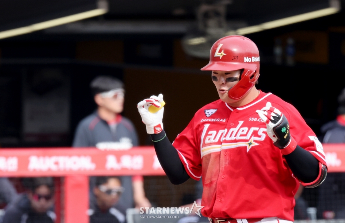 上个月29日,在仁川SSG兰德斯球场举行的2026 KBO新韩SOL KBO联赛KIA老虎队的比赛中,SSG兰德斯高明俊在第4回合末,在1人出局的情况下,击出了1分本垒打,非常高兴。 =照片=高级记者姜英祖。