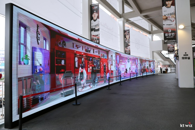 在KT WIZ主场水原KT WIZ PARK F&amp;B区设置的30米长的LED全景媒体墙。 =照片=KT wiz提供。