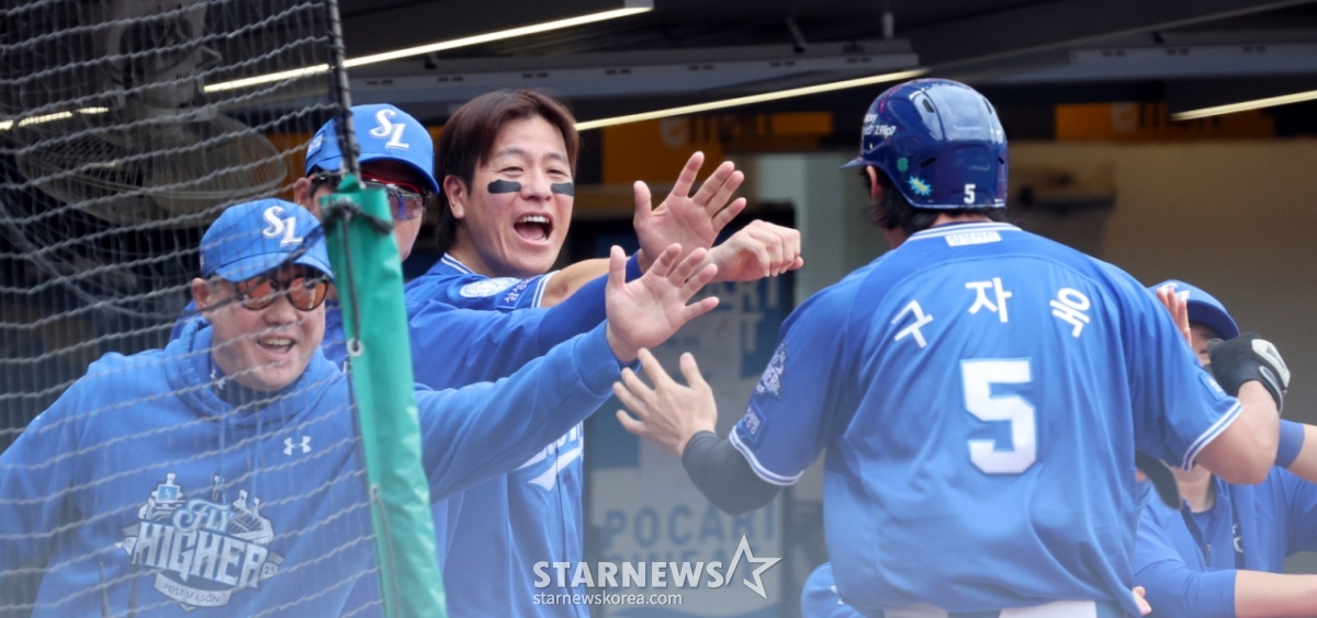 Huấn luyện viên Park Jin-man của Samsung (ngoài cùng bên trái) đang chào đón các cầu thủ. /Ảnh = Phóng viên cao cấp Kang Young Jo