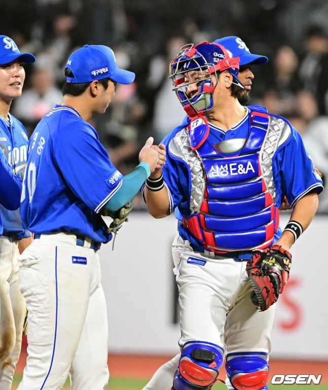 Samsung Kang Min-ho (phải). 