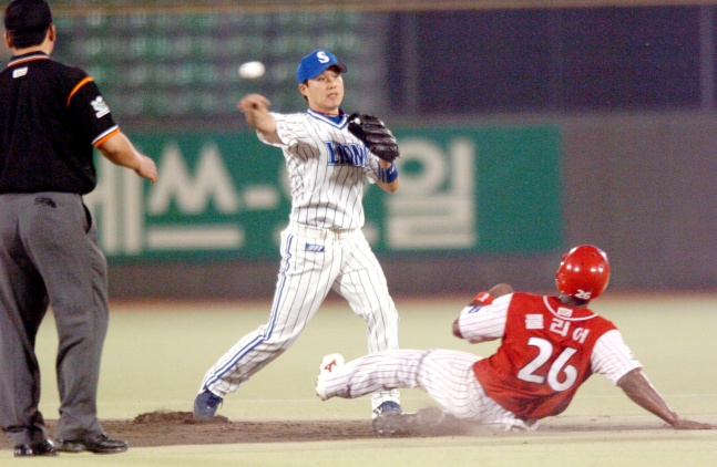 Coach Park Jin-man (left) when he was active. /Photo = Courtesy of Samsung Lions