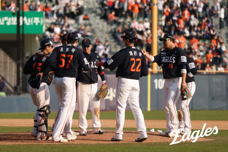 4日，在蚕室与斗山队的比赛中，韩华鹰队的选手们高兴得合不拢嘴。 =韩华鹰队。