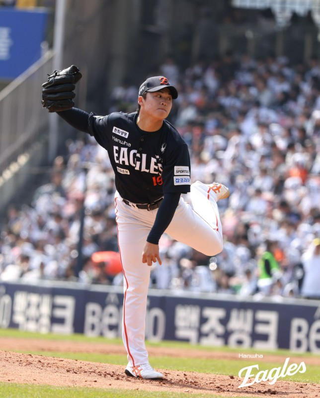 图为4日，韩华队的首发投手王彦成正在蚕室与斗山队的比赛中奋力投球。 =韩华鹰队。