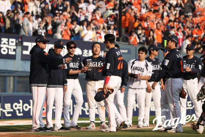 4日，在蚕室与斗山队的比赛中，韩华鹰队的选手们高兴得合不拢嘴。 =韩华鹰队。