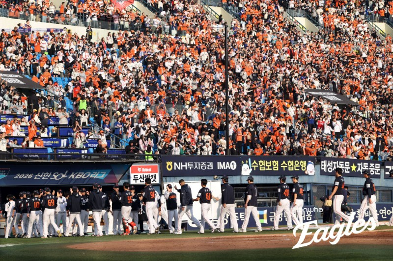 4日，在蚕室与斗山队的比赛中，韩华鹰队的选手们高兴得合不拢嘴。 =韩华鹰队。