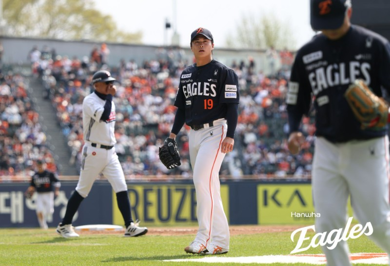 图为，韩华队首发投手王彦成4日在蚕室与斗山队的比赛中投完球后正在下场。 =韩华鹰队。