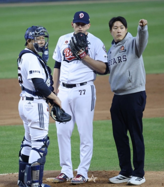 Матч Doosan Bears против Hanwha Eagles в лиге SOL KBO 2026 состоялся 3-го числа на бейсбольном стадионе Джамсиль в Сеуле. Стартовый игрок Doosan Flexen был заменен, потому что у него проблемы с мышцами спины во время броска в начале второго иннинга. /Фото = Ожидание Ким Чжин Гёна