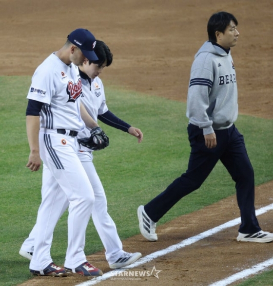 Матч Doosan Bears против Hanwha Eagles в лиге SOL KBO 2026 состоялся 3-го числа на бейсбольном стадионе Джамсиль в Сеуле. Стартовый игрок Doosan Flexen был заменен, потому что у него проблемы с мышцами спины во время броска в начале второго иннинга. /Фото = Ожидание Ким Чжин Гёна