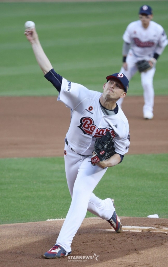 Матч Doosan Bears против Hanwha Eagles в лиге SOL KBO 2026 состоялся 3-го числа на бейсбольном стадионе Джамсиль в Сеуле. Стартовый игрок Doosan Флексен борется против этого. /Фото = Ожидание Ким Чжин Гёна