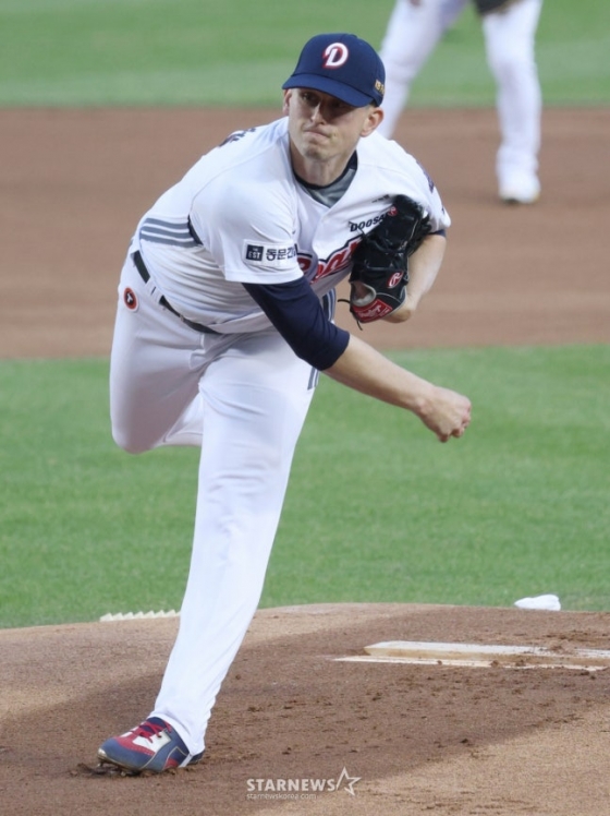 Матч Doosan Bears против Hanwha Eagles в лиге SOL KBO 2026 состоялся 3-го числа на бейсбольном стадионе Джамсиль в Сеуле. Стартовый игрок Doosan Флексен борется против этого. /Фото = Ожидание Ким Чжин Гёна