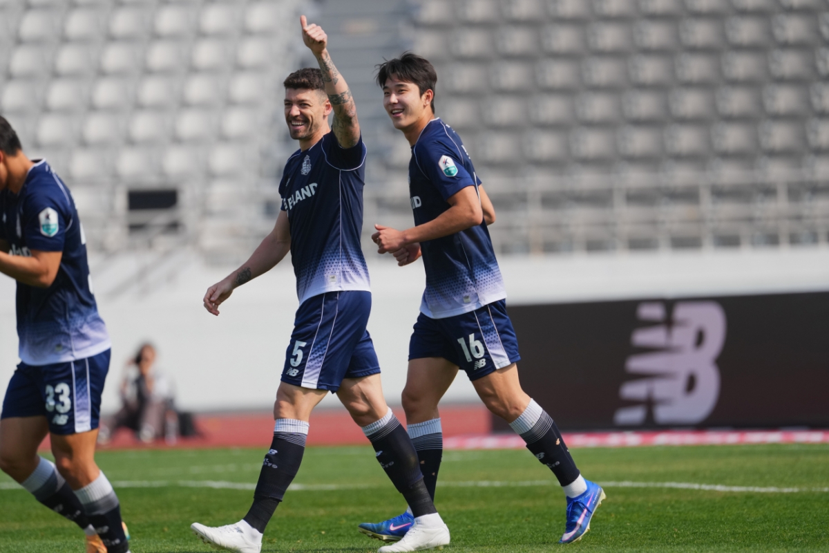 Osmar (centre). /Photo = Courtesy of Seoul E-Land