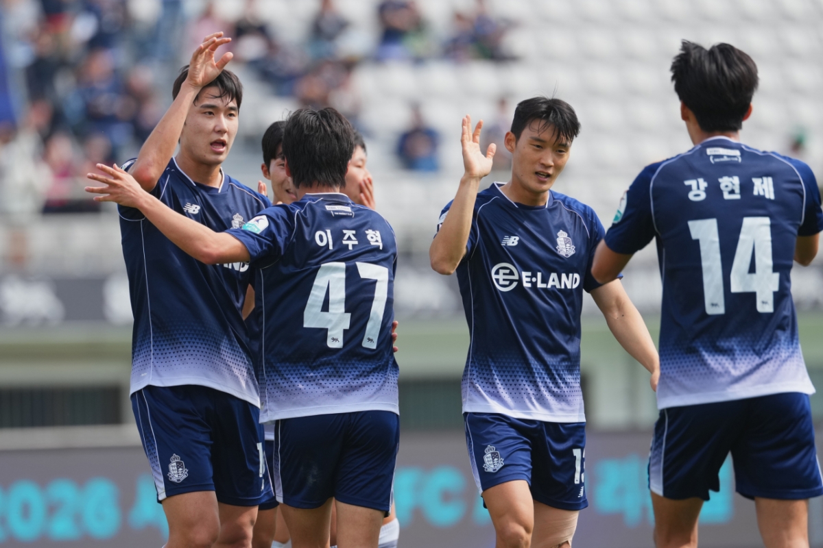 Seoul E-Land players happy after scoring. /Photo = Courtesy of Seoul E-Land