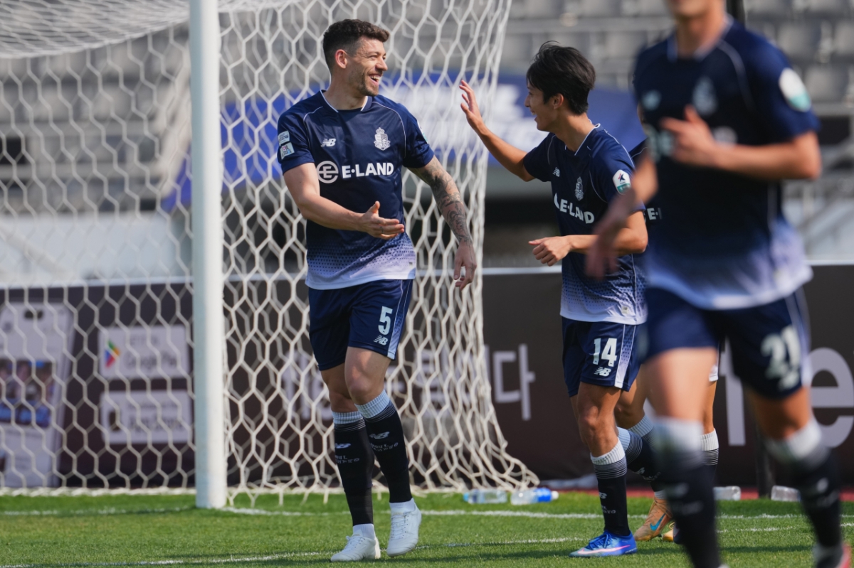 돌아온 오스마르, 부상 복귀골! 서울이랜드, '김도균 더비' 3-0 완승! 수원FC에 첫 패 안겼다 '상위권 도약' [목동 현장리뷰]