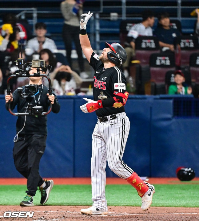 Austin hit two home runs with a home run to start the chase and a wedge shot.