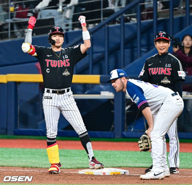 Park Hae-min (left) hit a timely hit to make it 4-4.