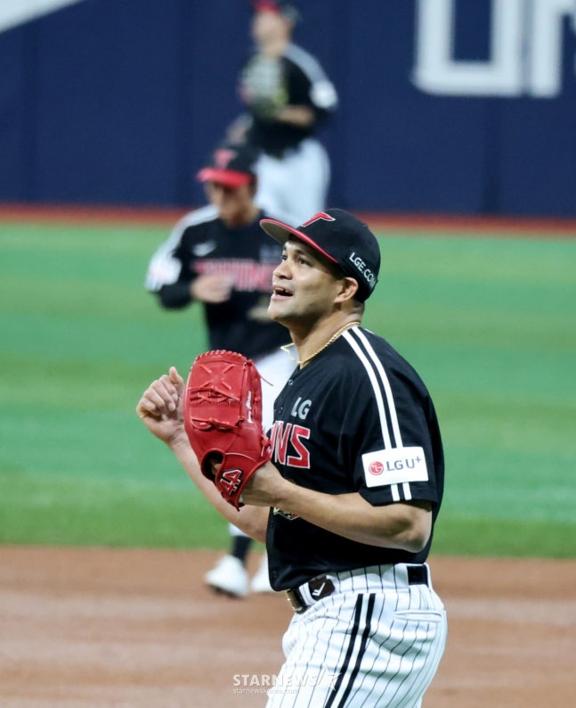 Chirinos, who overcame the crisis once on the 3rd, expressed joy. /Photo = Senior Reporter Kang Young-jo