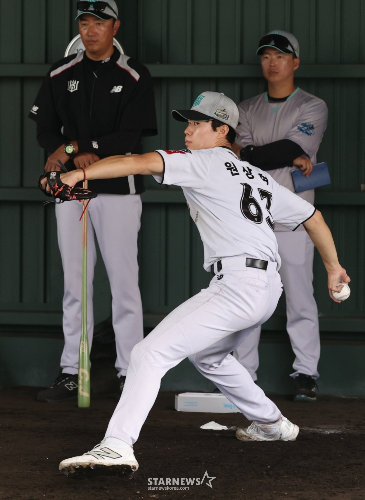 KT Wiz held a spring camp schedule at Uruma Kushikawa Baseball Stadium in Okinawa Prefecture, Japan on the 26th.  Won Sang-hyun is pitching a bullpen. /Photo = Senior Reporter Kim Jin-kyung