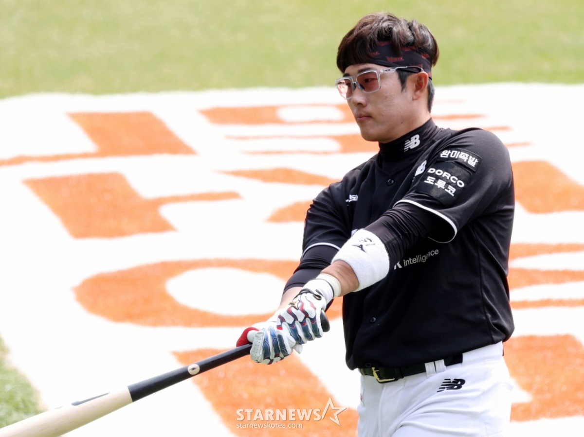 The 2026 Shinhan SOL Bank KBO League LG Twins vs. KT Wiz game was held at Jamsil Baseball Stadium in Seoul on Mar. 29.  KT Huh Kyung-min is training to hit. /Photo = Senior Reporter Kim Jin-kyung