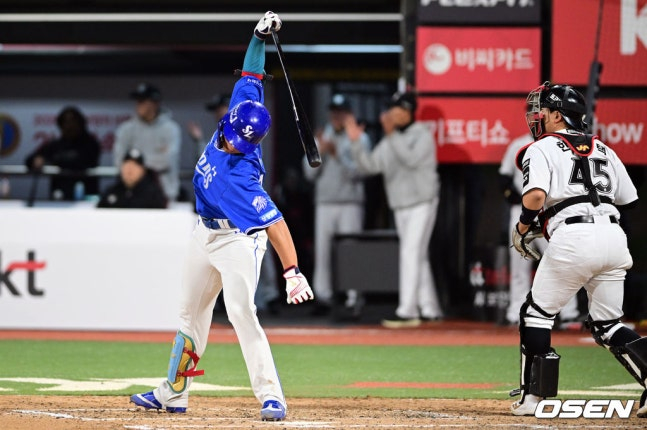 4日,三星金英雄在与水原KT队的比赛第6回合初,在2人出局3人在垒的情况下被三振出局后,正在击打球棒。 