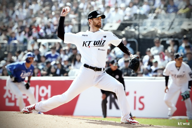 5日，KT博世利队在与水原三星队的比赛中正在奋力投球。 =照片=KT wiz提供。