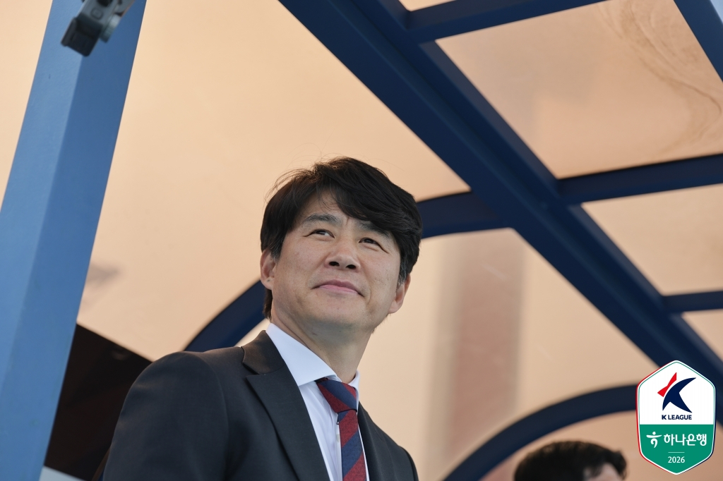 他就是水原FC队主教练朴建河。 =图为，韩国职业足球联盟提供。