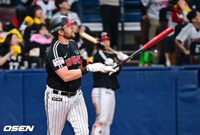 9回、本塁打の打球を見つめるオースティン。