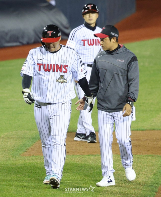 3月31日、蚕室（チャムシル）で行われたKIA戦の途中、足に不自由を感じて代走者と交代するムン·ボギョン（左）。 /写真=キム·ジンギョン待機者