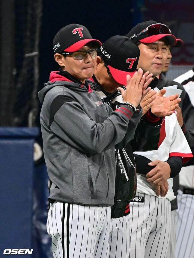 图为4日比赛结束后，廉景烨教练正在为选手团鼓掌。