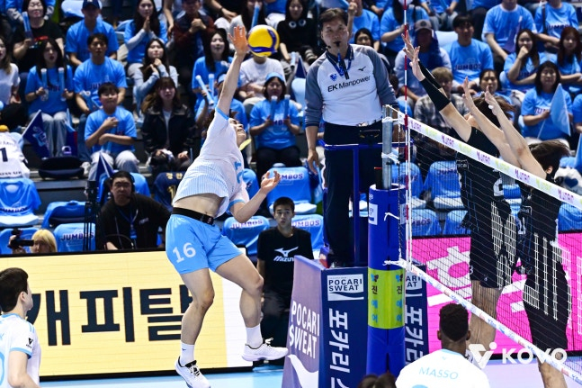 Jeong Han Yong đang thử tấn công. /Ảnh = KOVO cung cấp