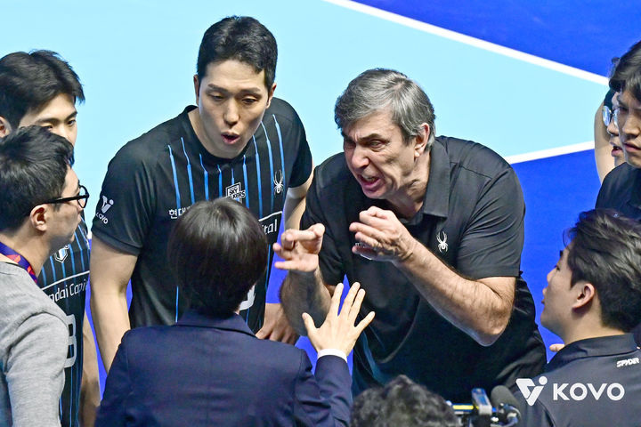 Hyundai Capital Director Philip Blanc Protesting Video Readings. /Photo = Courtesy of KOVO