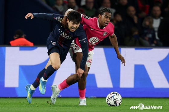 PSG前锋李康仁(左)4日(韩国时间)在法国巴黎公园体育场举行的与图卢兹队的"2025~2026法国足球甲级联赛"第28轮比赛中正在展开球类竞争。 =法新社BBNews=新闻1。