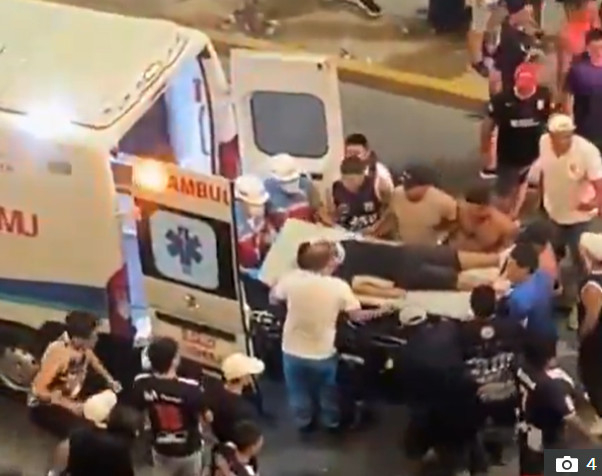 英国「ザ·サン」は4日(現地時間)、「ホームチームのアリアンサ·リマとライバルのウニベルシタリオのダービー試合を控え、アレハンドロ·ビジャヌエバ競技場に数百人のファンが集まり、いわゆる『旗振り行事』を行っていたところ、惨事が起きた」と報道した。 /写真=さらに線引き