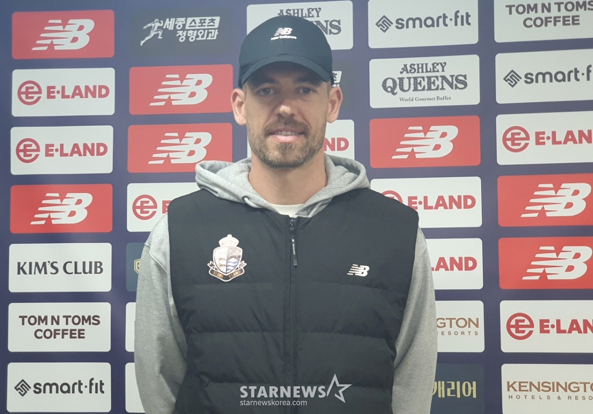 Защитник Сеул-Айленда Осмар позирует в микс-зоне после победы в 6-м раунде "Hana Bank K-League 22026" против Сувона FC, который состоялся на главном стадионе Мокдонг 4-го числа. /Фото = Репортер Пак Джэ Хо