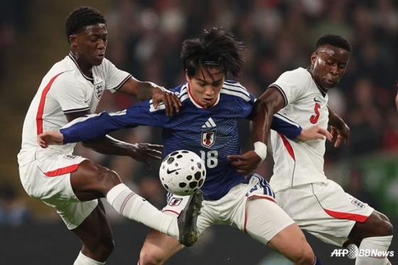 图为日本队与英格兰队的比赛场面。 =法新社BBNews=新闻1。