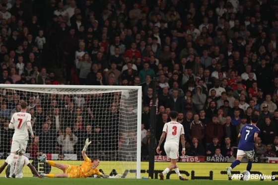 1日（韩国时间），在英国伦敦温布利体育场举行的与英格兰队的热身赛中，日本国家足球队前锋水户薰（右一）攻入制胜一球。 =法新社BBNews=新闻1。