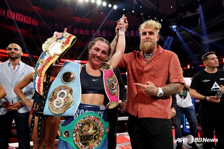 埃利·斯科特尼(左)和杰克·保罗。 =法新社BBNews=新闻1。