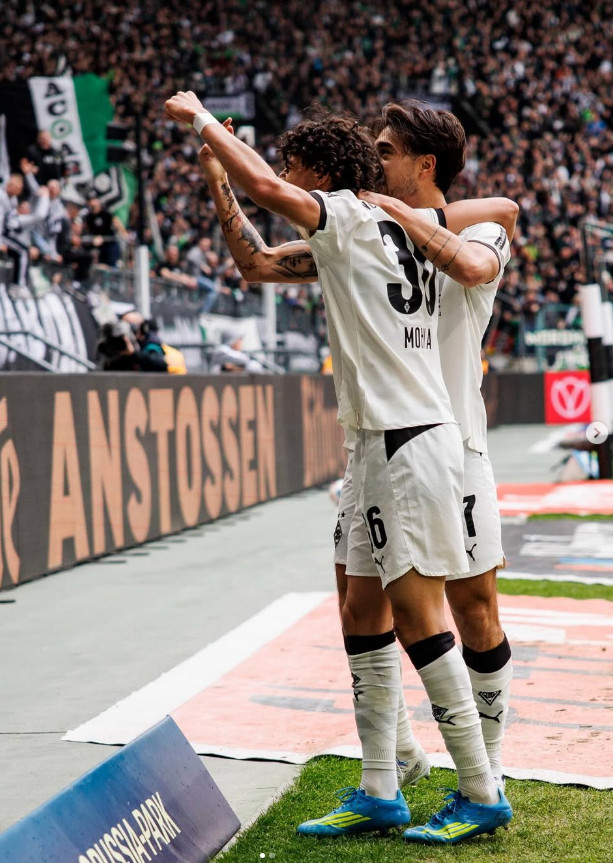 イェンス·カストロフ(右)。 /写真=メンヒェングラートバッハ公式SNS仕上げ