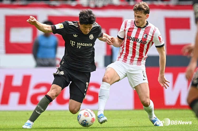 Kim Min-jae (left) is competing for the ball. /AFPBBNews=News1