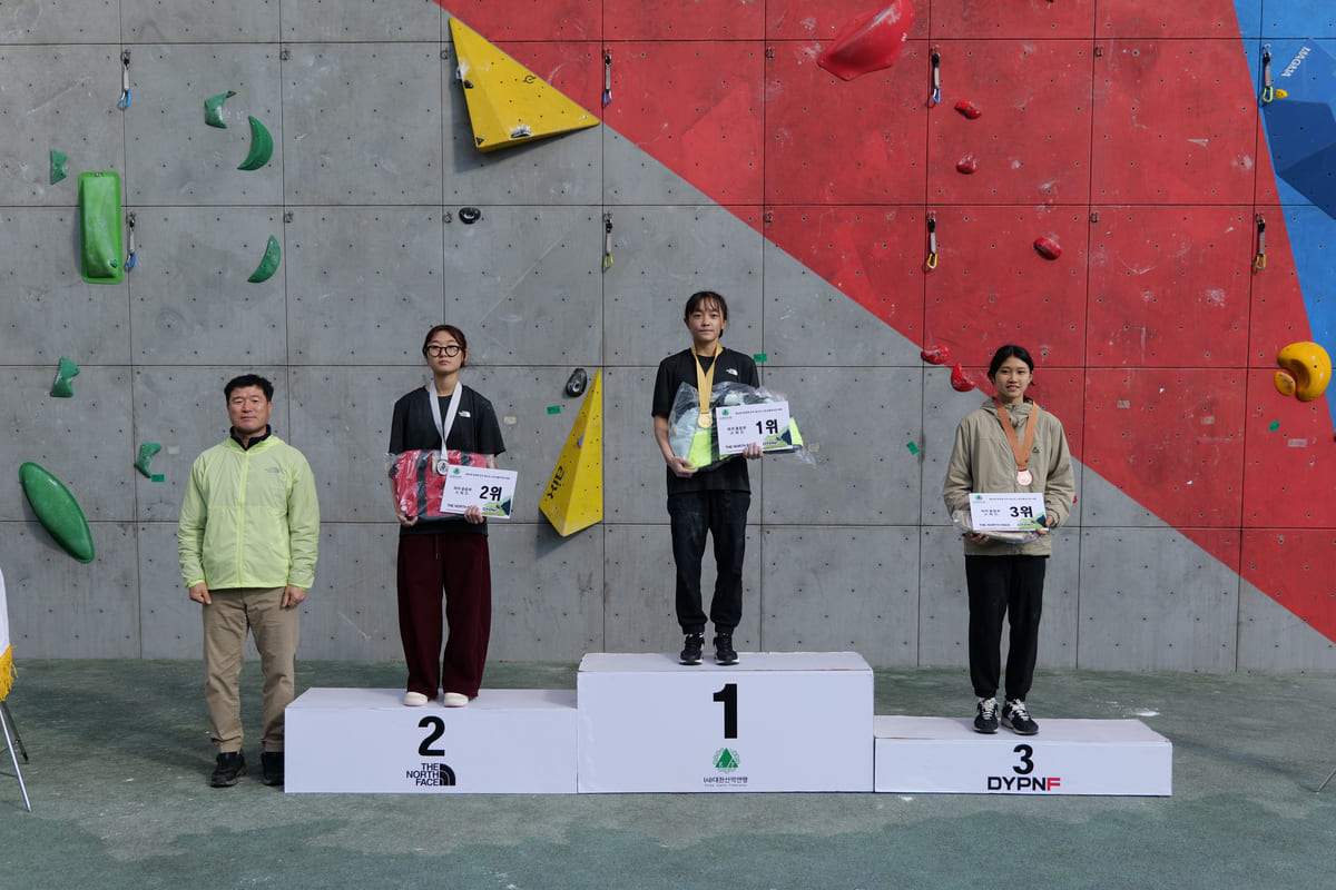 第33回会長杯全国青少年スポーツクライミング大会女子中等部スピード授賞式。 /写真=大韓山岳連盟提供