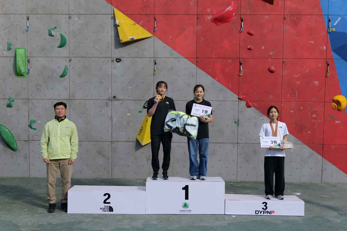 第33回会長杯全国青少年スポーツクライミング大会女子中等部リード授賞式。 /写真=大韓山岳連盟提供