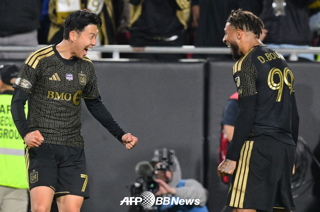 LAFCの孫興民（ソン·フンミン、左）とドゥニ·ブアンガ。 /AFPBBNews=ニュース1