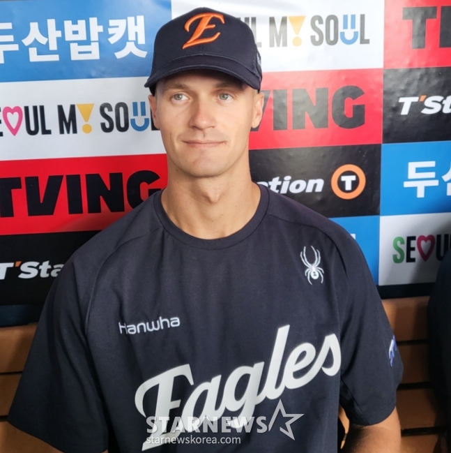 Hanwha Eagles temporary substitute foreign pitcher Jack Cushing is interviewing reporters at Jamsil Stadium on the 5th. /Photo = Reporter Ahn Ho-geun