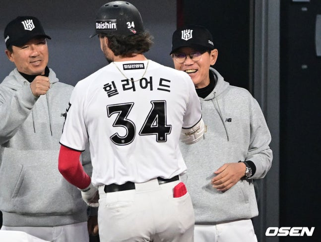 他就是KT队主教练李康哲(右一)。