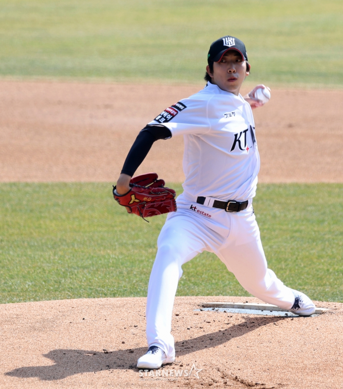 KT left-hander Oh Won-seok is backtracking in the KT Wiz and LG Twins game of the 2026 professional baseball exhibition game held at KT Wiz Park on the 17th. 2026.03.17. /Picture = Senior Reporter Kang Young-jo