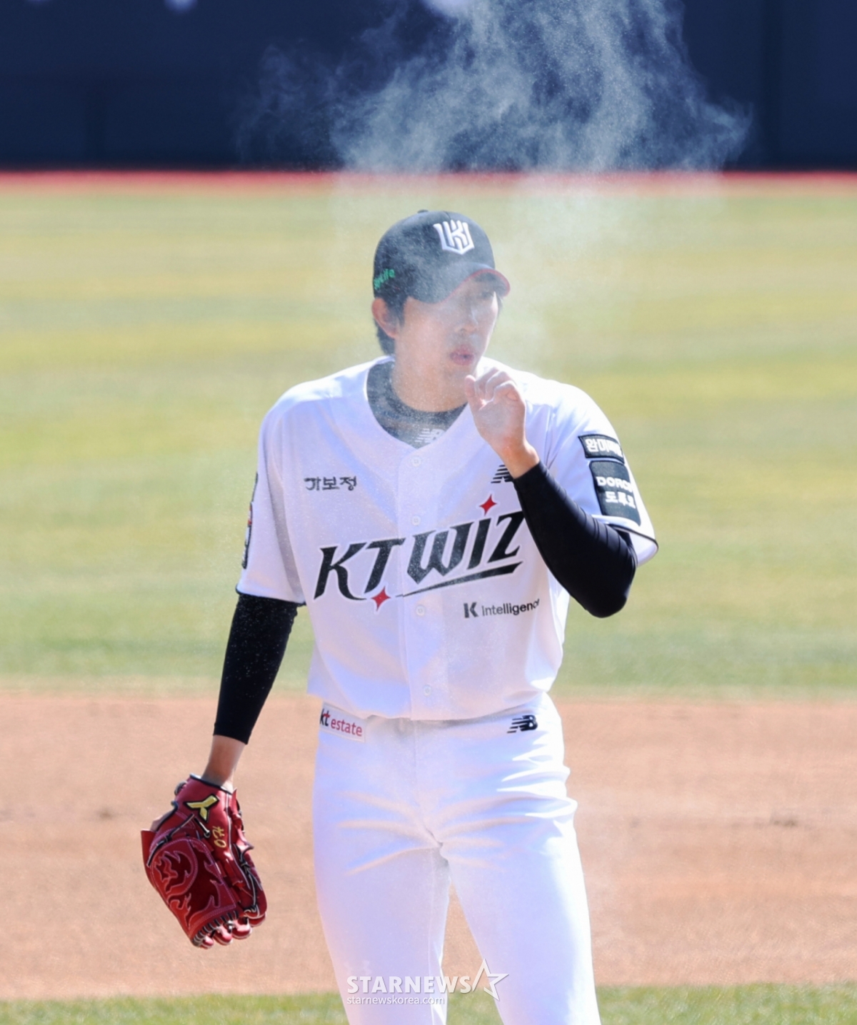 KT left-hander Oh Won-seok is backtracking in the KT Wiz and LG Twins game of the 2026 professional baseball exhibition game held at KT Wiz Park on the 17th. 2026.03.17. /Picture = Senior Reporter Kang Young-jo