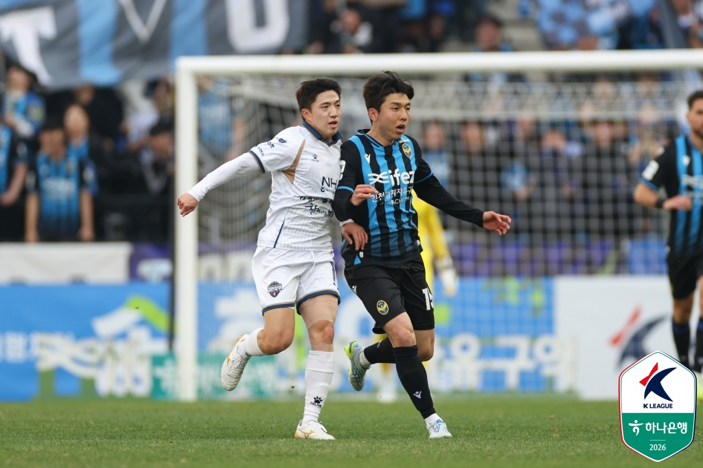Seo Jae-min (right) of Incheon and Park Se-jin of Gimcheon, who are competing fiercely for the ball in the sixth round of Hana Bank's K League 1 2026 match between Incheon United and Gimcheon Sangmu at Incheon Football Stadium on the 5th. /Photo = Courtesy of the Korea Professional Football League
