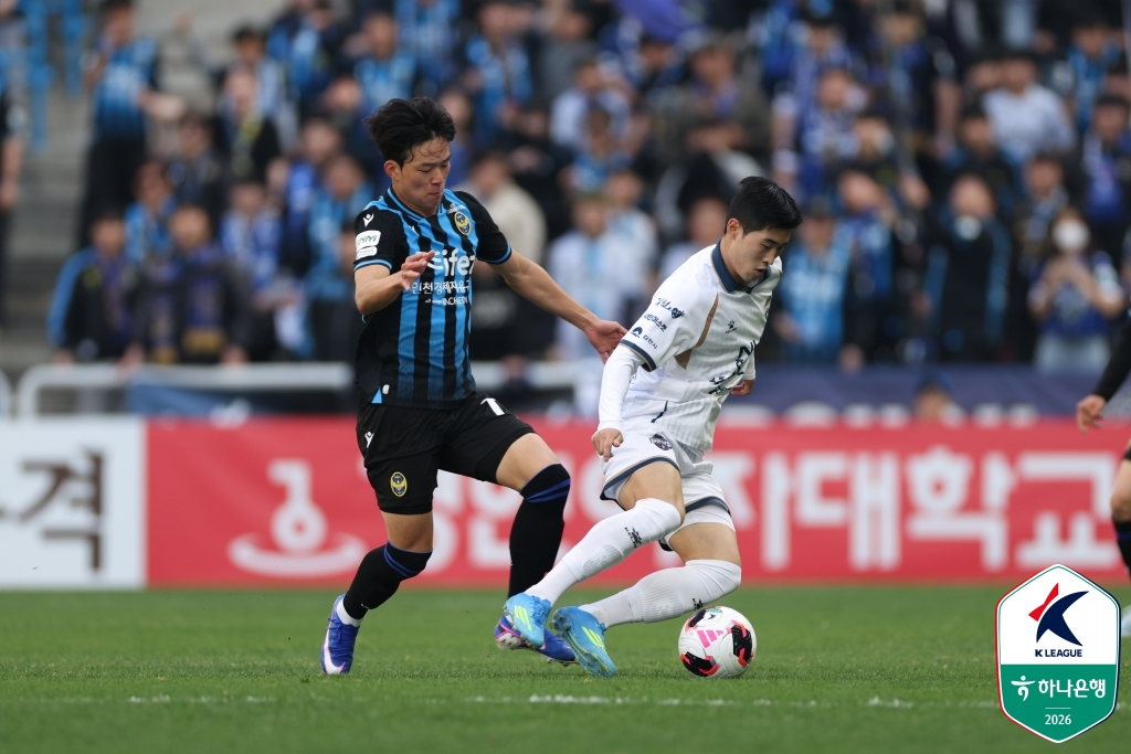 Park Seung-ho (left) of Incheon and Kim Tae-hwan of Gimcheon, who are engaged in a fierce ball competition with Incheon United in the sixth round of the Hana Bank K League 1 2026 at Incheon Football Stadium on the 5th. /Photo = Courtesy of the Korea Professional Football Association
