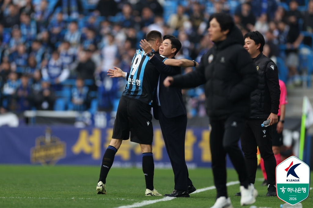 Incheon United Mugosa hugs Incheon coach Yoon Jung-hwan after scoring a goal in the sixth round of Hana Bank's K League 1 2026 match against Gimcheon Sangmu at Incheon Football Stadium on the 5th. /Photo = Courtesy of the Korea Professional Football League