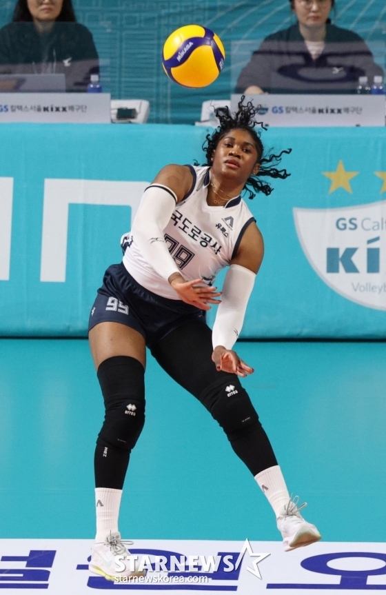 他就是韩国道路公社队的阿波兹特扣球手雷蒂齐亚•莫马•巴索科。 =照片=金镇京。